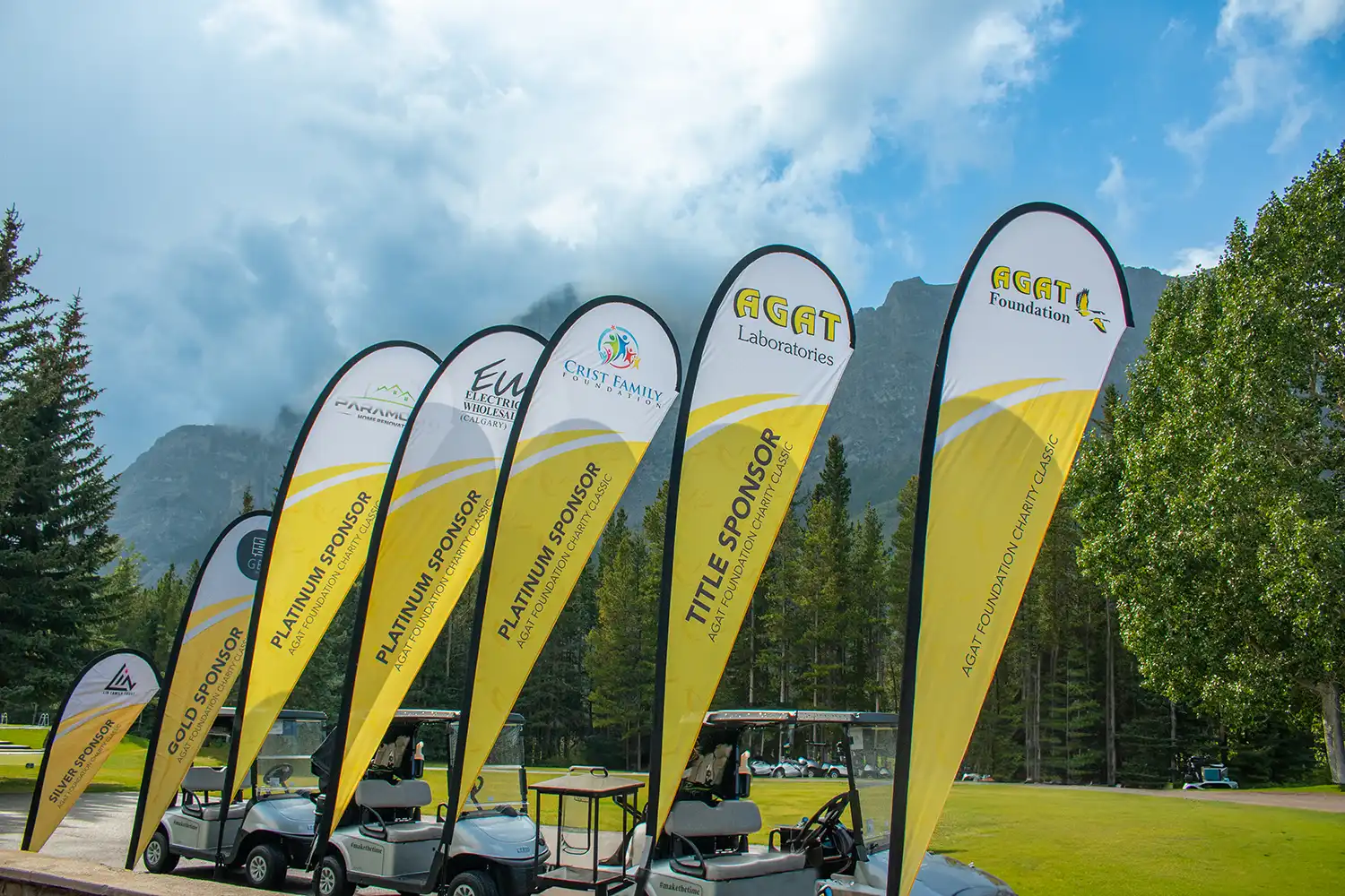 Sponsoriser les drapeaux du tournoi de golf AGAT Foundation Charity Classic à Kananaskis, Alberta.