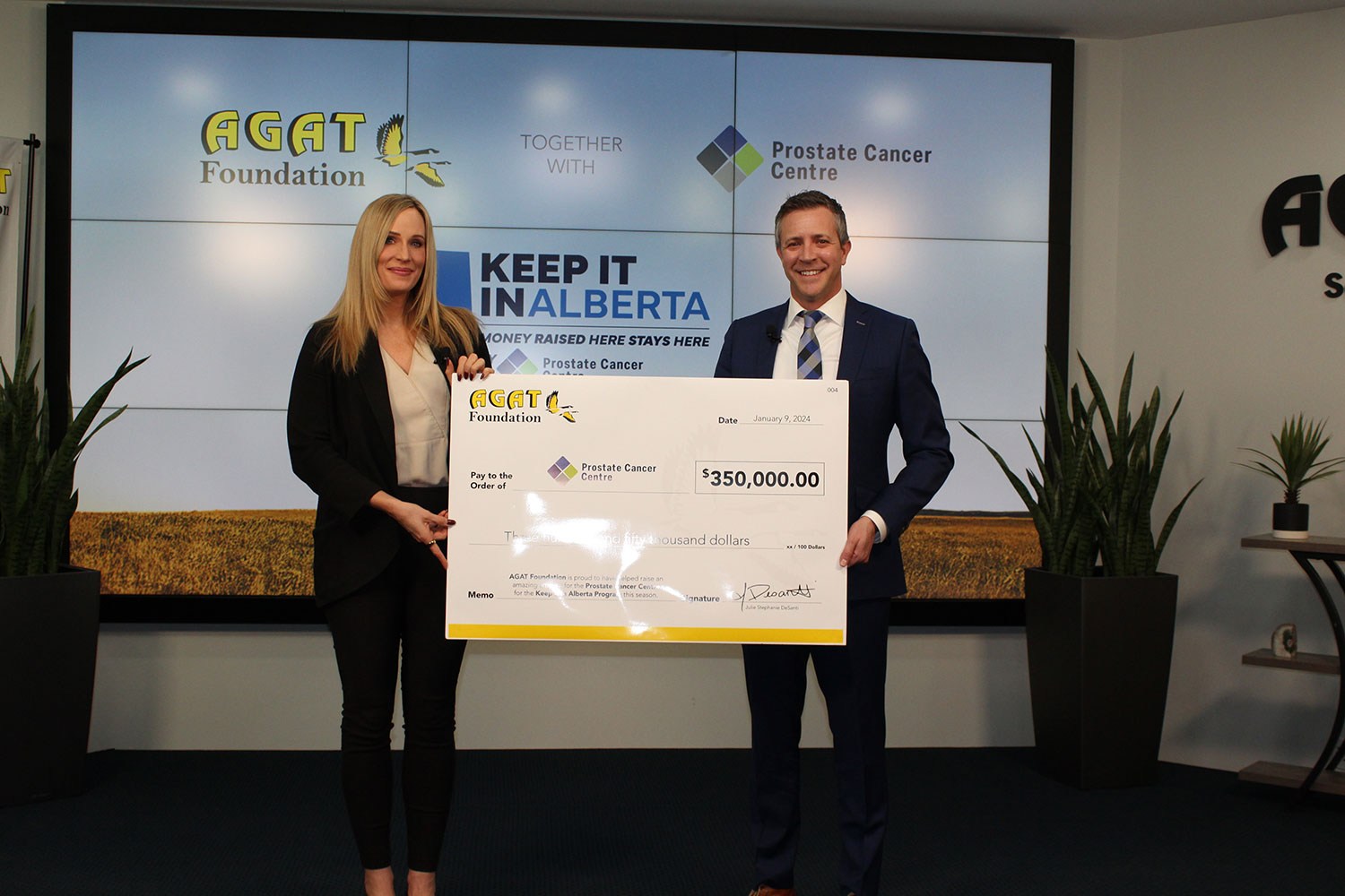Marissa Reckmann, PDG d'AGAT Laboratories, remettant un chèque de donation au Prostate Cancer Centre.