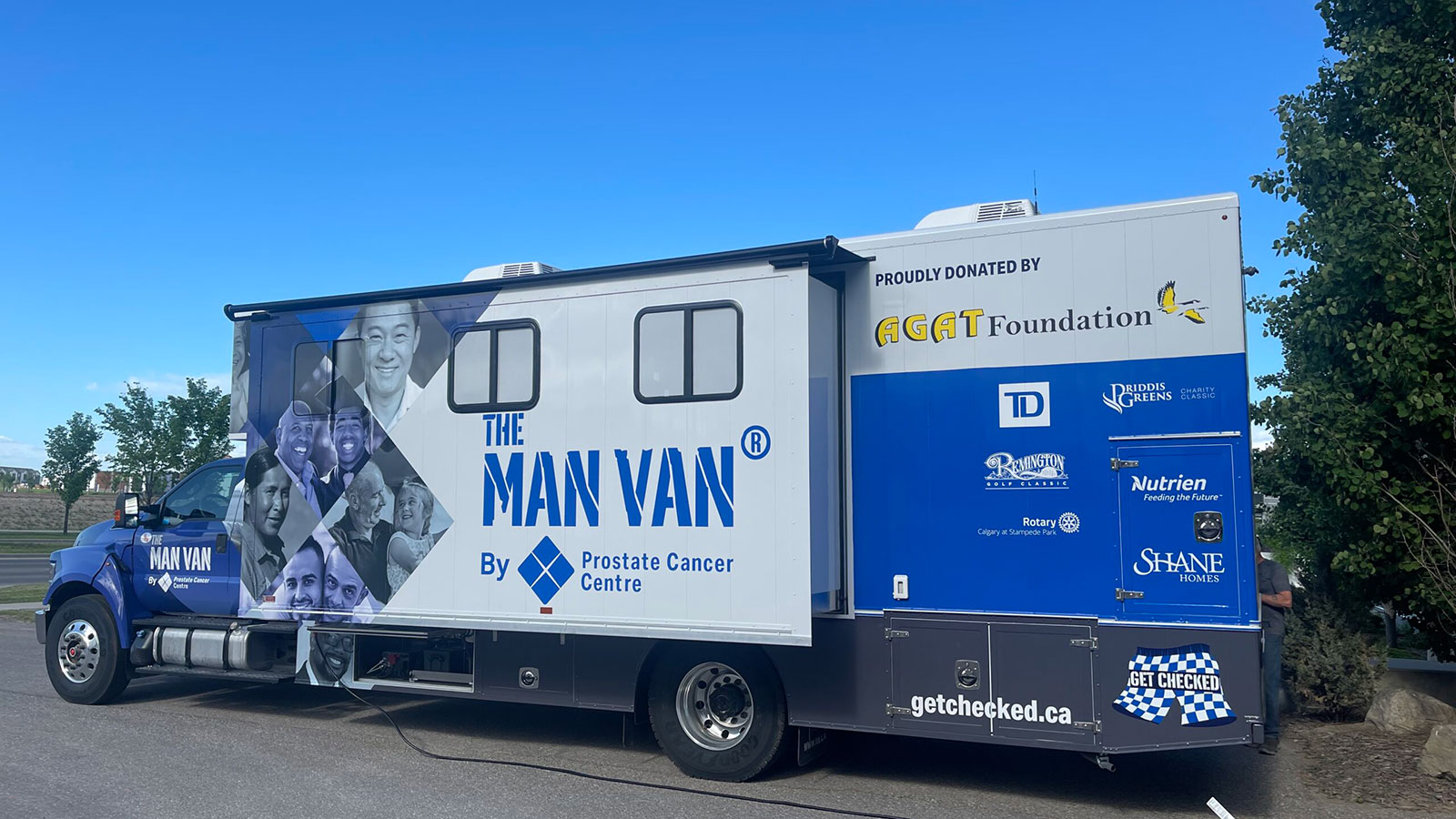 La clinique mobile MAN VAN™ parrainée par la Fondation AGAT s'est garée à l'extérieur sous un ciel bleu limpide.