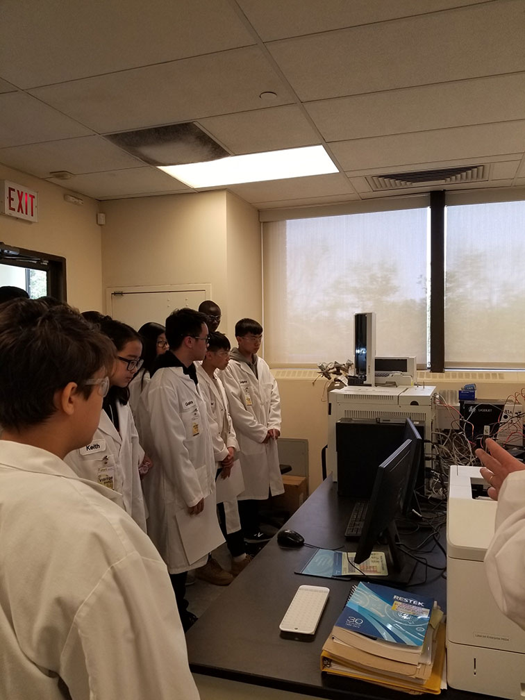 students-touring-agat-laboratories